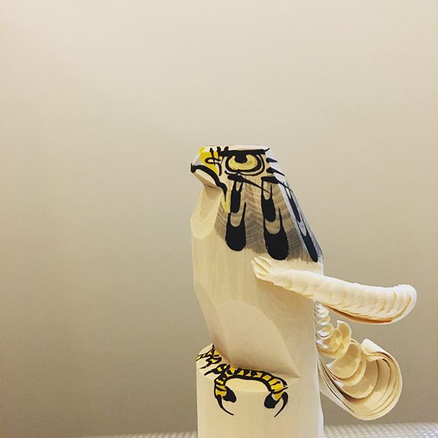 こんばんは! 投稿が遅くなってしまいました。 本日もたくさんのご来院いただきありがとうございます。 今日はいつも来ていただく方から、プレゼントをいただきました! 【六代目の戸田寒風さんの作品】 ・お鷹ぽっぽ をいただきました🦅 「お鷹ぽっぽ」に代表される笹野一刀彫は、山形県米沢市笹野地区に伝わる木彫玩具です。 お鷹ぽっぽの“ぽっぽ”とは、アイヌ語で“玩具”という意味。 米沢藩主上杉鷹山公が、農民の冬期の副業として工芸品の製作を奨励したことにはじまり、 魔除けや“禄高を増す”縁起ものとして、親しまれてきたとのこと! ありがとうございます 大切にします♪ 最後に本日も通常営業しております! みなさんからの予約お待ちしております♪ https://nseitai.com/ 【完全予約制】 【電話番号】080-9542-8357 【営業時間】9:00〜21:00 【定休日】不定休 【住所】〒760-0054香川県高松市常磐町1-9-17