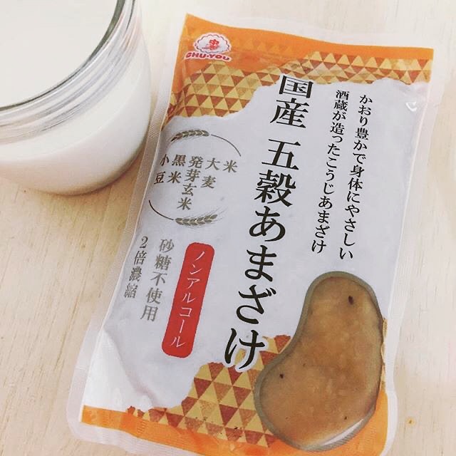 本日も免疫力を上げるための情報をあげます! 本日は甘酒についてです 「飲む点滴」「飲む美容液」と言われるほど栄養効果が高い「甘酒」。 お正月、初詣に神社に赴いた際に振る舞われたりしますよね。冷え込んだ身体を芯から温めてくれる甘酒サービス、毎回とてもありがたくいただいております⛩ これから甘酒についてご説明するにあたり、まずは甘酒の2つのタイプがあります! 大きく分けると甘酒には、米と麹でつくる米麹こうじ甘酒と、酒粕と砂糖から作る酒粕甘酒の2種類があります。 ①米麹甘酒 こちらは日本酒と同様に、麹の発酵作用を利用して米から作るものです。しかし日本酒と違い、甘酒は米のデンプンを麹菌によって糖分に変えているだけ。甘酒が苦手という方も“米”と“麹”だけで作ったものを飲んでみたら、もしかしたら甘酒の印象が変わるかもしれません! ②酒粕(酒かす)甘酒 酒粕を水で溶き、砂糖で甘みを加えたもの。こちらは酒粕にアルコール分が含まれているので、アルコールが苦手な方は要注意。また、砂糖が入っているためカロリーも高くなりがちです ここで一つ、要注意!最近話題の健康や美容に良いと言われている甘酒は「米麹甘酒」です 【米麹甘酒の効能と効果】 ①消化吸収を助けるので、胃腸に優しい ②腸内環境を整え、便秘の予防・解消に ③血行と代謝を促進。美肌効果も抜群! ④ダイエットの強い味方に!! ⑤他にもこんなにある!甘酒の効能 ・その他にも麹菌に含まれる酵素は抗酸化作用があるので、老化の元凶となる活性酸素の発生を抑制してくれる働きがあります。 動脈硬化や高血圧などの生活習慣病の予防にも役立ち、女性ならではの悩みである生理痛や生理前のイライラ、肌荒れといった月経前症候群の解消、母乳の出を良くする効果もあるといわれています。 免疫力をあげて、風邪などにかかりにくい体づくりをしていきましょう