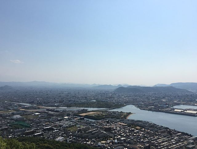 今日はすごい良い天気でしたね️ 人が多い時間帯を避けて、屋島を登山にしてきました⛰♂️ ・ ・ 屋島の山頂は、何回も登っているのですが、景色がとても綺麗なので何回登っても飽きません! 何かモヤモヤした時や悩んだ時など、とてもオススメです ・ ・ 山頂から見る景色をよくよく見ると、建物の数がすごい多いです! 隙間もないぐらいギュウギュウに詰め込んだ建物! 人類の凄さを痛感します! ・ ・ なぜでしょう、、 発展していってる素晴らしさもありますが、もののけ姫のショウジョウが頭に浮かんできます笑 ・ ・ 最後の写真には、母校高松北高の校歌にも出てくる、五剣山です!五剣山をよくよく見てみると誰かが、あの絶壁を登ってました!凄い️ ・ https://nseitai.com/ 【完全予約制】 【電話番号】080-9542-8357 【営業時間】9:00〜21:00 【定休日】不定休 【住所】〒760-0054香川県高松市常磐町1-9-17 ・ 4月25日〜5月6日まで、新型コロナウィルス感染拡大防止のための香川県における緊急事態措置もあり、休業致します。