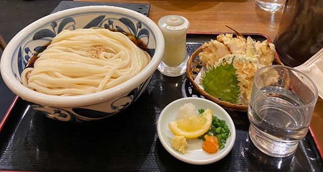 こんにちは️ 今日も、嬉しい出来事がありました♪ 友達が本日来てくれて、その時に子供が産まれたことを報告をしてくれました️ その話を聞いて自分も嬉しくなりました ・ ・ その友達とは、高校は違えど同じ部活をしており、練習もよくしたし、いつも試合でよくあたってました! 友達は優しくて強く(全国学生選手権優勝)、自分はその友達との試合はほとんど負けてばっかりでした けど、その友達がいたから頑張れた部分もあり、自分が成長できた一つの要因です ・ ・ 嬉しそうな顔で子供の写真見せてもらったり、話してもらったのですが聞いてる自分も嬉しくなりました♪ ・ ・ 『しんぺいうどん』のとり天ぶっかけを食べながら、その話を聞いたのでお腹も心も満たされて心身共に元気が出ました ・ ・ 本日も通常営業しております! 腰痛で悩まれてる方へ、トキワ整体院では腰痛で悩んでいる貴方の役に立てれます! ぜひ悩んでる方は、 こちらのホームページを一度チェックして見てください。 ・ 【https://nseitai.com/ 】 ・ 腰痛で悩んでる方からのご連絡お待ちしております! ・ ・ 電話番号【080-9542-8357】 ・ https://nseitai.com/ 【完全予約制】 【電話番号】080-9542-8357 【営業時間】9:00〜21:00 【定休日】不定休 【住所】〒760-0054香川県高松市常磐町1-9-17 #ギックリ腰 #ぎっくり腰 #うどん #ご縁に感謝