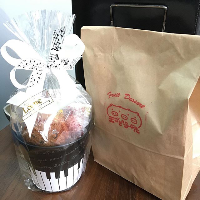 こんにちは️ 今日は、差し入れをいただきました ありがとうございます! 本当にありがたいかぎりです♪ ・ ・ これもなにかの縁です!知り合えて良かったです♪これからも宜しくお願い致します ・ ・ 最後に、本日も通常営業してます! みなさんからの予約お待ちしております♪ https://nseitai.com/ 【完全予約制】 【電話番号】080-9542-8357 【営業時間】9:00〜21:00 【定休日】不定休 【住所】〒760-0054香川県高松市常磐町1-9-17 #プレゼント #さんびきのこぶた #菓子工房ルーヴ #ギックリ腰 #ぎっくり腰