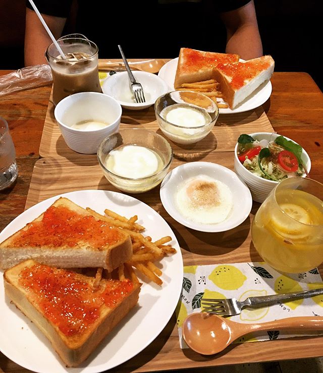 こんにちは️ トレーニング指導でパーソナルで見させていただいてます、会員さんのお店にモーニングを食べに行ってきました ・ ・ 自家製ヨーグルトやレモネードなど身体のことを気にしてくれた朝食で、元気の出る朝食でした♪ 身体に優しいし美味しいしまた食べに行きたいです ・ ・ 最後に、本日も通常営業してます! みなさんからの予約お待ちしております♪ https://nseitai.com/ 【完全予約制】 【電話番号】080-9542-8357 【営業時間】9:00〜21:00 【定休日】不定休 【住所】〒760-0054香川県高松市常磐町1-9-17 #モーニング #レモネード #ヨーグルト #ジャム #ギックリ腰 #ぎっくり腰